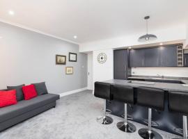 City centre 2 bedroom flat with on site parking, apartment in Perth