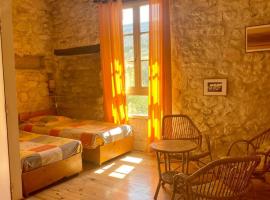 Gîte de la Bastide - Cabania Pays Cathare – hotel w pobliżu miejsca Peak of Bugarach w mieście Camps-sur-lʼAgly
