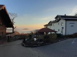 Kastanienhof Apartment Hotel, khu glamping ở Dannenfels