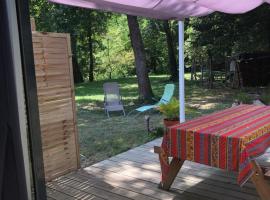 studio mezzanine nature/calme/terrasse/parking, cheap hotel in Pujols-sur-Ciron
