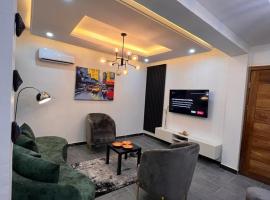 Luxury 2 bedroom flat with pool at kingsland Lekki, hotel din Igboefon