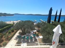 Villa On The Beach, cabaña en Pirovac