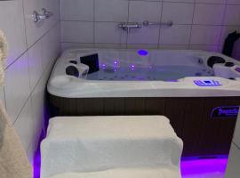 appartement avec Jacuzzi hammam sauna privatisé au rez de chaussée ds maison à Voglans à 2 kilomètres du lac du bourget en Savoie entre Chambéry et Aix les Bains cure thermale, lejlighed i Voglans