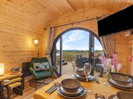 람피터에 위치한 숙소 Blaenplwyf Luxury Countryside Shire Pods with Hot Tubs