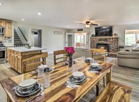 Family Cabin with Game Room! 32 Mi to Sunrise Resort, μέρος για να μείνετε σε Pinetop-Lakeside