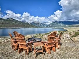 Luxury Twin Lakes Cabin with Breathtaking Views, villa sa Twin Lakes