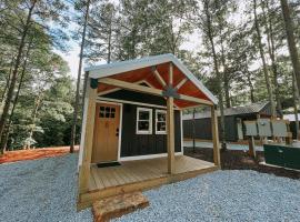 Cabin #8 Studio With Kitchenette, campsite in Hartwell