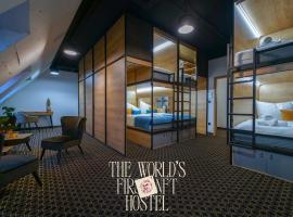 CHORS like a hotel - 1st World NFT Block & Art Capsule Hostel MetaCHORS โฮสเทลในบราติสลาวา