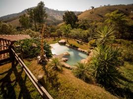Casa de campo com piscina cascata artificial, casa rústica em São Lourenço