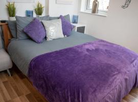 121 Studio - Central Studio Apartment, Terrace & Full Kitchen - Airport & Train Shuttle, hotel in Bishops Stortford