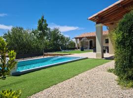 Villa Evajade, hotel dengan kolam renang di Beaumes-de-Venise