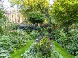 Beautiful Double Room in Idyllic West End Townhouse