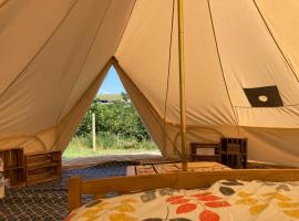 Roaches Retreat Eco Glampsite - Wallaby Way Bell Tent, luxury tent in Leek