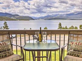 Lakefront Dillon Condo with Pool Access Near Skiing、ディロンのホテル