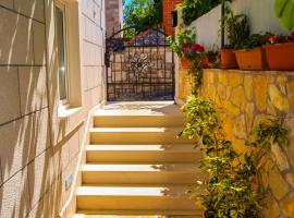 Apartments Jakšić, מלון בסופטאר