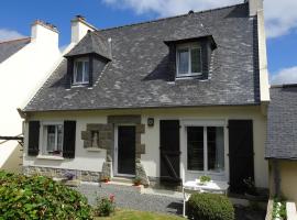 Breton cottage near Armorique Natural Park, Guerlesquin, hotel with parking in Guerlesquin