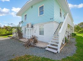 The Hideaway by Oak Island Accommodations，位于橡树岛的酒店