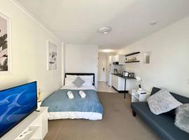 Comfortable & Cozy Southbank Pad, Sunny Pool & Gym, apartment in Brisbane