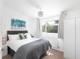 Skyvillion - STEVENAGE SPACIOUS COMFY 2BED HOUSE with Garden, Free WiFi & Parking, casa de temporada em Shephall