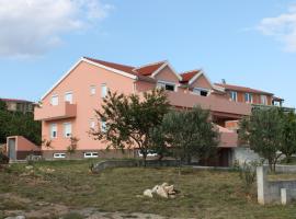 Apartments with a parking space Maslenica, Novigrad - 6573, hotel con estacionamiento en Jasenice