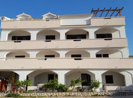 Apartments and rooms with parking space Metajna, Pag - 4120, hotel in Metajna