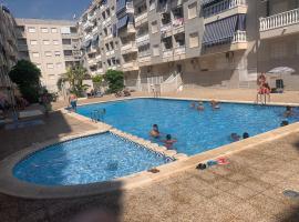 Luxury beach apartment, hotell i Torrevieja