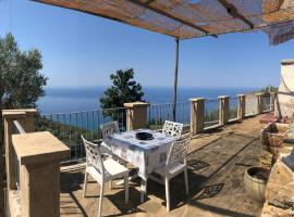 Villa Gabriella con vista mare, internet e parcheggio, hotel i Pisciotta