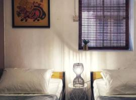 Treehouse Hostel, hotel em Kuching