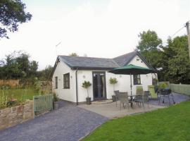 Cosy country cottage with outdoor bathing, hotel keluarga di Halkyn