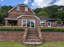 Entire property next to Severn Valley Railway, hotel di Highley