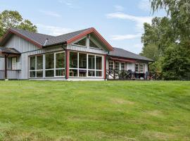 Holiday house in Holminge with panoramic views of Lake Bolmen – hotel z parkingiem w mieście Hölminge