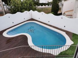 Villa Playa y Montaña, hotel s bazénem v destinaci Cunit