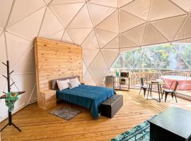 Broad River Campground Cabins & Domes，Boiling Springs的度假屋