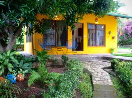 Casa Única - Room with breakfast or Cabins with Kitchen, villa in La Laguna