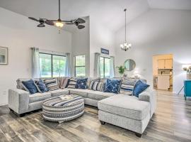 Navarre Home with Game Area and Screened-In Porch, hotel din Navarre