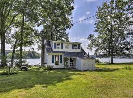 Lakefront Cottage with Covered Porch and Dock!, ξενοδοχείο με πάρκινγκ σε Coventry