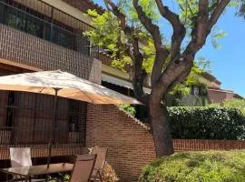 Amplio adosado con piscina, jardines, tenis, etc
