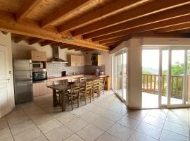 Maison familiale avec vues et espaces de jeux, hotel in Colombier