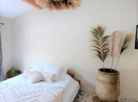 Cosy love house, budget hotel sa Saint-Siffret