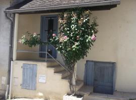 Chaleureuse petite maison avec jardin, stuga i Gagnac-sur-Cère