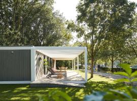 Modern holiday home with two bathrooms, on a holiday park in Limburg, hotel en Maasbree