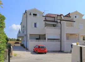 Apartments and rooms with parking space Rogoznica - 19786