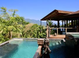 Uvita Bali Bosque Retreat，烏維塔的附設泳池的飯店
