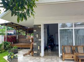 Hostel Wees een Kind, khách sạn ở Malang
