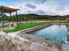 Serra de Martines, hotel di Batea