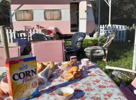 Mary 's Retro Caravan, hotel di Eratini