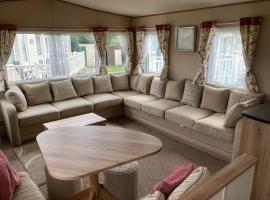 Deluxe 3 Bedroom Caravan with extra en-suite North Shore, hotel em Skegness