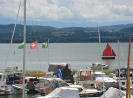 Leben im Hafen am idyllischen Murtensee, smeštaj na plaži u gradu Guévaux