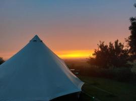 Disco tent secret garden glamping, Hotel in Stubton
