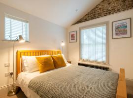 Beautiful, central, 3 min walk from beach, 2 King doubles